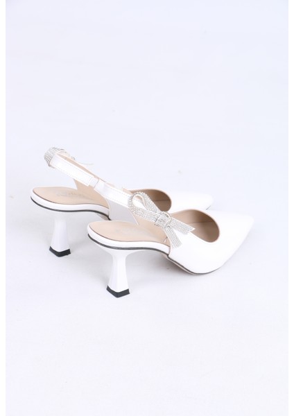 Sivri Burun Beyaz Rugan Topuklu Ayakkabı – Işıltılı Taşlı Kurdele Detaylı fırsatları