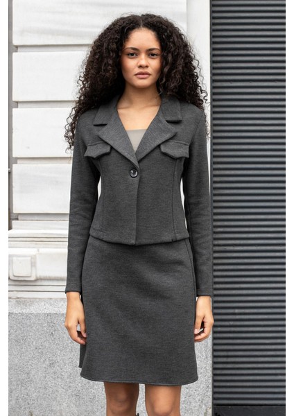 Kadın Kalın Esnek Kumaş Yakalı Cep Kapaklı Uzun Kol Kısa Blazer Ceket-Antrasit