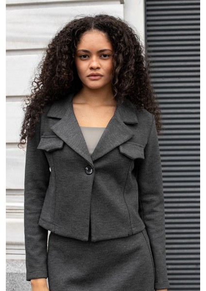 Kadın Kalın Esnek Kumaş Yakalı Cep Kapaklı Uzun Kol Kısa Blazer Ceket-Antrasit modelleri