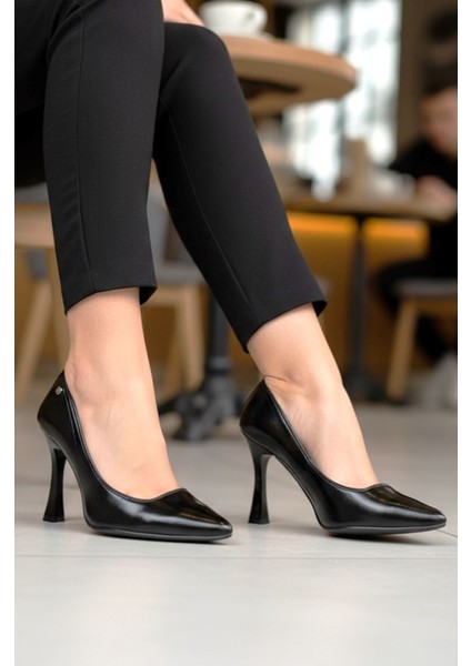 Odette Esnek Yumuşak Kaymaz Taban (10 Cm) Siyah Rugan Kadın Topuklu Ayakkabı