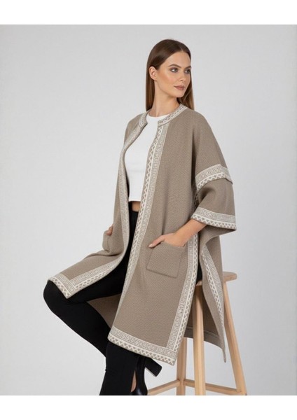 Kadın Bej Beyaz Desenli Salaş Kesim Cepli Triko Panço - 2531