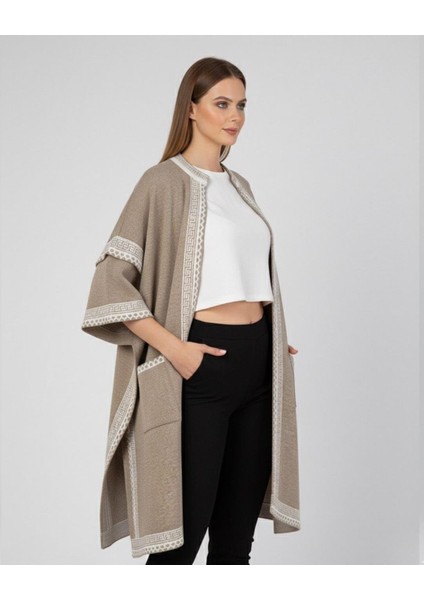 Kadın Bej Beyaz Desenli Salaş Kesim Cepli Triko Panço - 2531 fırsatları