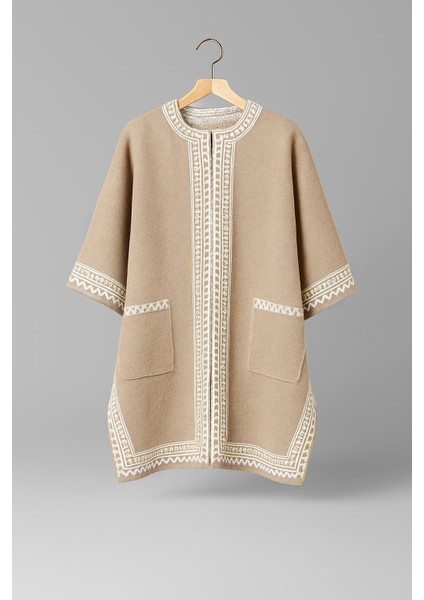 Kadın Bej Beyaz Desenli Salaş Kesim Cepli Triko Panço - 2531