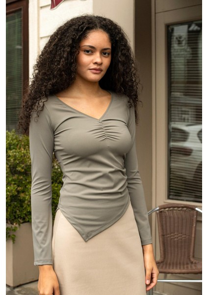 Kadın Likralı Esnek Hafif Parlak Kumaş V Yaka Büzgülü Uzun Kol Asimetrik Bluz-Haki