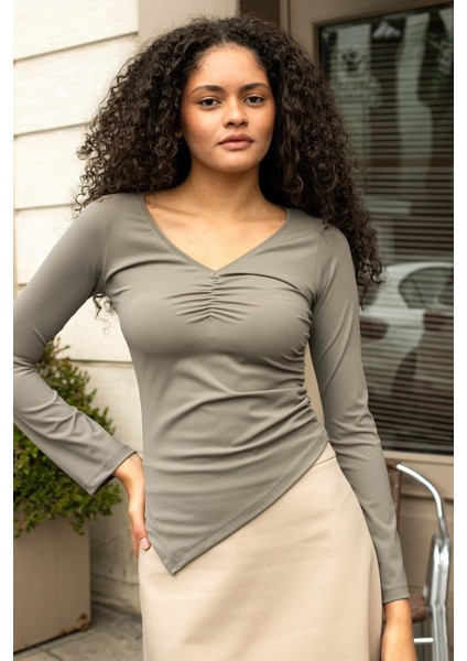 Kadın Likralı Esnek Hafif Parlak Kumaş V Yaka Büzgülü Uzun Kol Asimetrik Bluz-Haki fiyatları