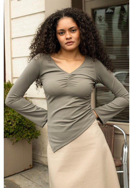 Kadın Likralı Esnek Hafif Parlak Kumaş V Yaka Büzgülü Uzun Kol Asimetrik Bluz-Haki modelleri