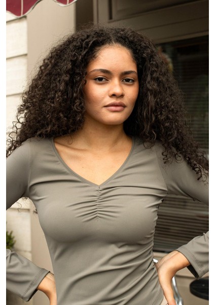 Kadın Likralı Esnek Hafif Parlak Kumaş V Yaka Büzgülü Uzun Kol Asimetrik Bluz-Haki fırsatları