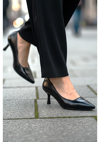 Zelia Esnek Yumuşak Kaymaz Taban (4 Cm) Siyah Rugan Kadın Topuklu Ayakkabı