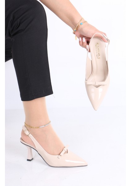 Sivri Burun Bej Rugan Topuklu Ayakkabı – Zarif Fiyonk Detaylı