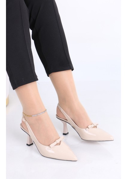 Sivri Burun Bej Rugan Topuklu Ayakkabı – Zarif Fiyonk Detaylı modelleri