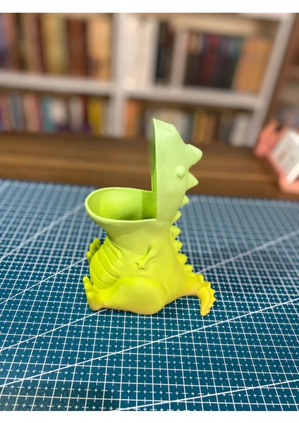 🦕 Yeşil Dinozor Kalemlik – Sevimli ve Eğlenceli Masa Düzeni