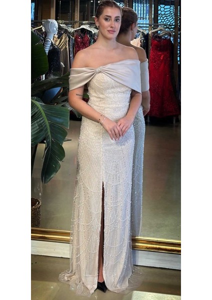 Pudra Renk Madonna Yaka Yırtmaçlı Düz Kesim Pullu Boncuklu Uzun Abiye Elbise 11029-05