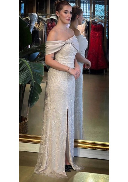 Pudra Renk Madonna Yaka Yırtmaçlı Düz Kesim Pullu Boncuklu Uzun Abiye Elbise 11029-05 fiyatları