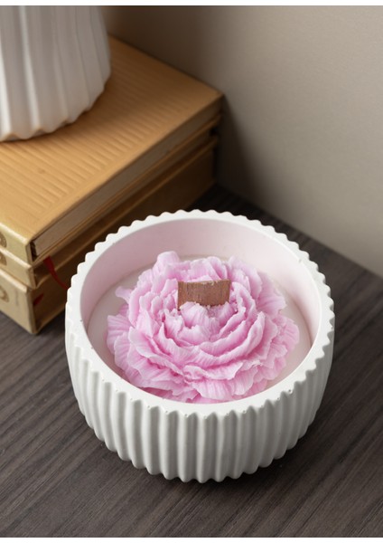 Premium El Yapımı Soya Mumu – Seramik Kasede Pembe Çiçek Tasarımlı, Hediye Mum