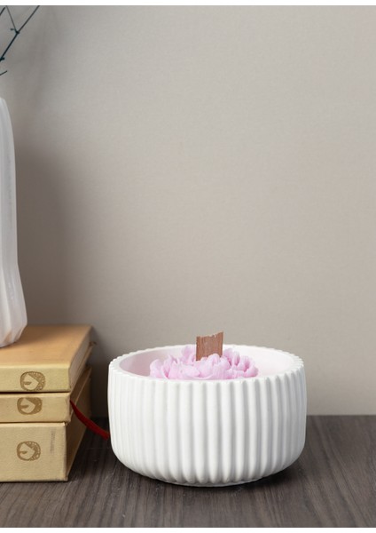Premium El Yapımı Soya Mumu – Seramik Kasede Pembe Çiçek Tasarımlı, Hediye Mum