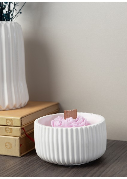 Premium El Yapımı Soya Mumu – Seramik Kasede Pembe Çiçek Tasarımlı, Hediye Mum