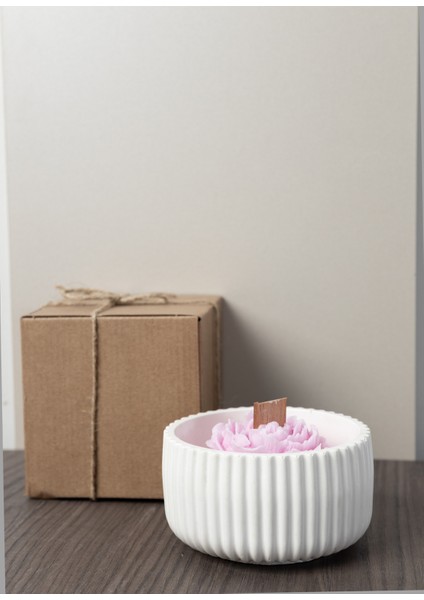 Premium El Yapımı Soya Mumu – Seramik Kasede Pembe Çiçek Tasarımlı, Hediye Mum