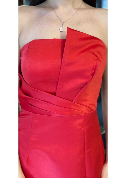 Kırmızı Straplez Yaka Sırt Dekolteli Yırtmaçlı Düz Kesim Saten Uzun Abiye Elbise 11102-03 fırsatları