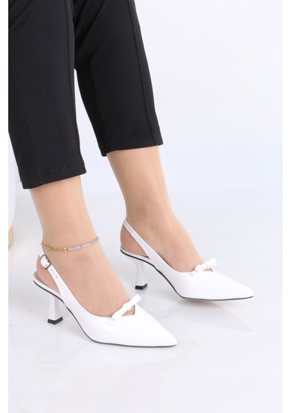 Sivri Burun Beyaz Rugan Topuklu Ayakkabı – Zarif Fiyonk Detaylı modelleri