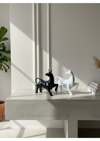 Minimalist Şıklık: Siyah Beyaz Modern Boğa Heykeli Seti