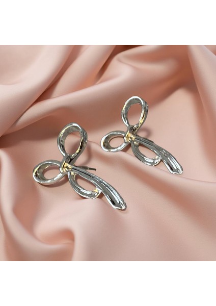 "şık Tasarımlı Kadın Küpe - Zirkon Taşlı, Hafif ve Modern"