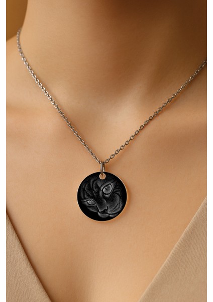 Şeffaf Sert Akrilik Kolye Ucu ve Üzeri Zincirli Desenli Kolye Tekir Kedi