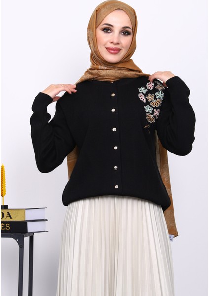 Siyah Nakışlı Düğmeli Triko Hırka