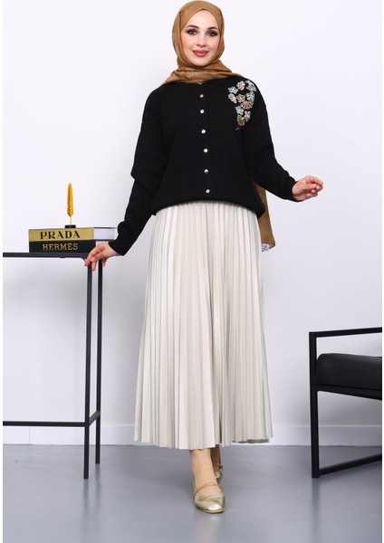 Siyah Nakışlı Düğmeli Triko Hırka fiyatları