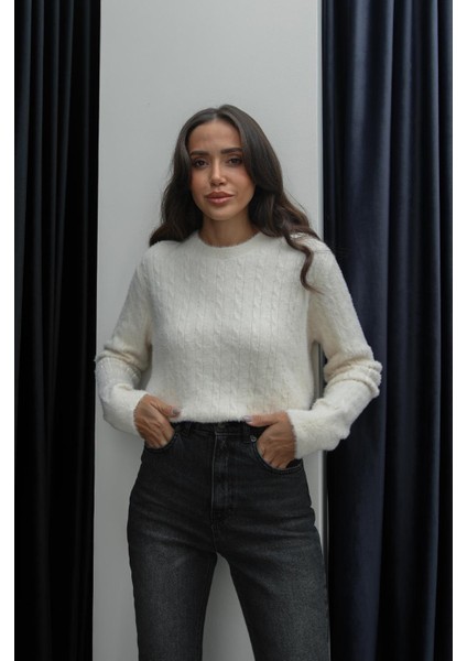 Krem Yumoş Saç Örgü Detaylı Kazak