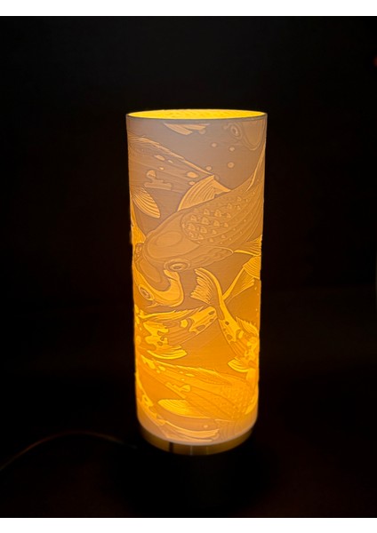 Koi Masa Lambası – Japon Balığından Ilham Alan Dekoratif Abajur, Şans ve Huzur Temalı Ambiyans