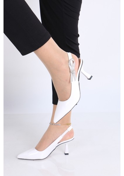 Sivri Burun Beyaz Rugan Topuklu Ayakkabı – Işıltılı Taşlı Kurdele Detaylı modelleri