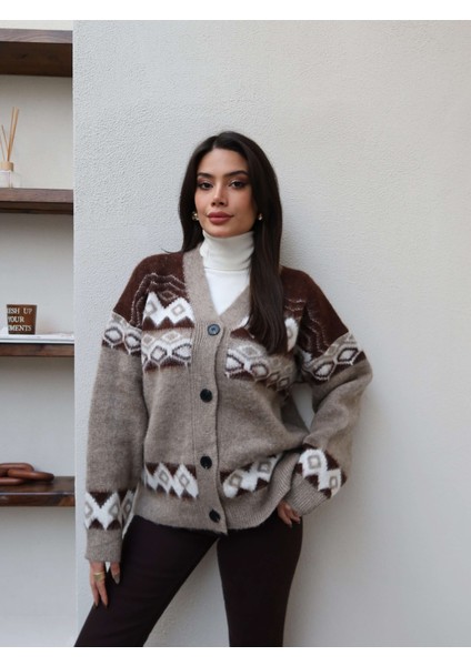 V Yaka Desenli Düğmeli Hırka