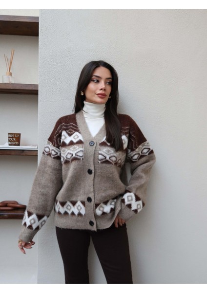 V Yaka Desenli Düğmeli Hırka fırsatları