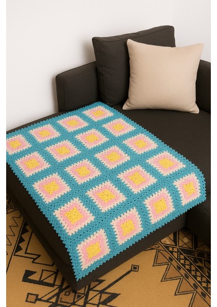 El Yapımı Pastel Renkli Kare Motif Örgü Battaniye – Yumuşak Dokulu El Emeği