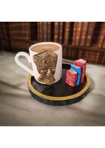 Atatürk Temalı Türk Kahvesi Fincan Seti – Özel Tasarım Fincan ve Kitap Dekorlu Sunum Tabağı