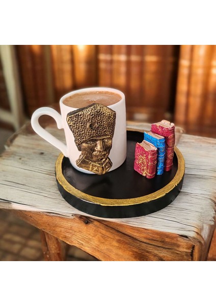 Atatürk Temalı Türk Kahvesi Fincan Seti – Özel Tasarım Fincan ve Kitap Dekorlu Sunum Tabağı fiyatları