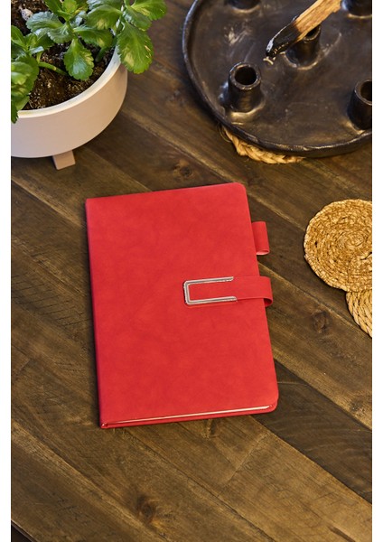 Kişiye Özel Kırmızı Kalem Tutucu Vegan Deri Metal Mıknatıslı Kilitli 224 Sayfa Çizgili Not Defteri