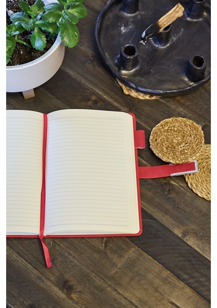 Kişiye Özel Kırmızı Kalem Tutucu Vegan Deri Metal Mıknatıslı Kilitli 224 Sayfa Çizgili Not Defteri fiyatları