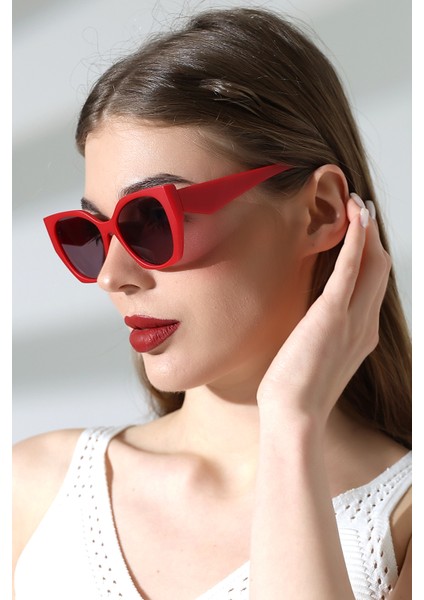 Kadın Oval Kırmızı Renkli Cam Mat Güneş Gözlüğü Garson modelleri