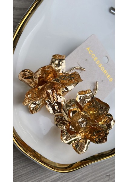 Gold Metal Çiçek Küpe – Sanatsal ve Işıltılı Dokunuş
