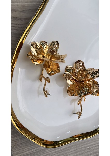 Gold Metal Çiçek Küpe – Sanatsal ve Işıltılı Dokunuş fiyatları