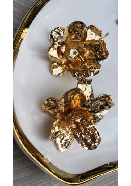 Gold Metal Çiçek Küpe – Sanatsal ve Işıltılı Dokunuş modelleri