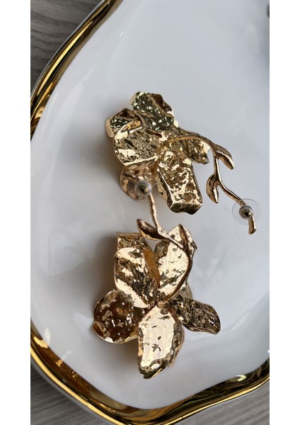 Gold Metal Çiçek Küpe – Sanatsal ve Işıltılı Dokunuş fırsatları