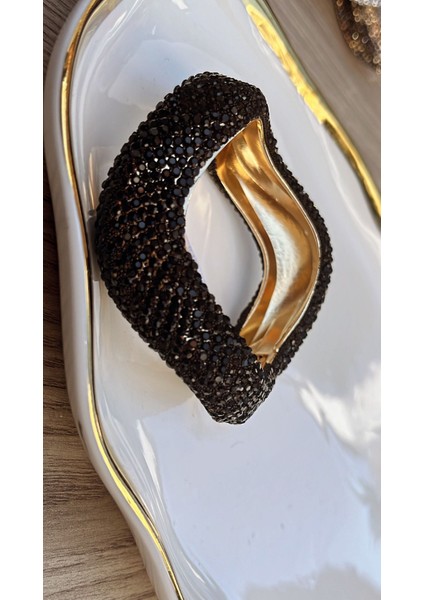 Göz Kamaştıran Işıltı Lüks Kristalleriyle Kavisli Siyah Renkli Kelepçe Bileklik