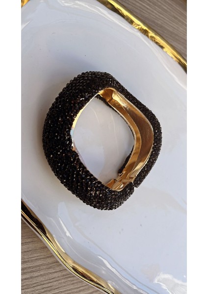 Göz Kamaştıran Işıltı Lüks Kristalleriyle Kavisli Siyah Renkli Kelepçe Bileklik fiyatları