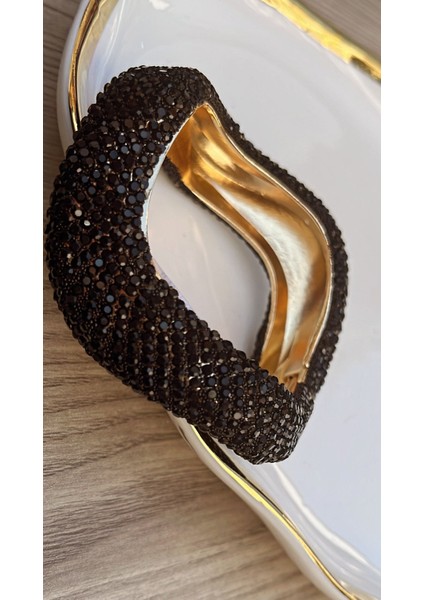 Göz Kamaştıran Işıltı Lüks Kristalleriyle Kavisli Siyah Renkli Kelepçe Bileklik modelleri