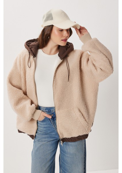 Oversize Kapüşonlu Kontrast Peluş Mont LFG0172 Bej fiyatları