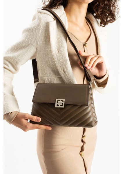 Asel Çanta,şık Tasarımlı vizon Kadın Orta Boy Çapraz Çanta ,nakış ve Kapak Detaylı Omuz Çantası modelleri