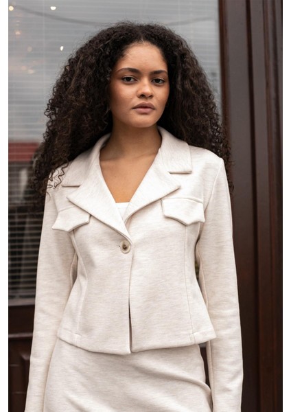 Kadın Kalın Esnek Kumaş Yakalı Cep Kapaklı Uzun Kol Kısa Blazer Ceket-Krem modelleri