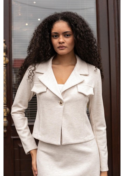 Kadın Kalın Esnek Kumaş Yakalı Cep Kapaklı Uzun Kol Kısa Blazer Ceket-Krem fırsatları